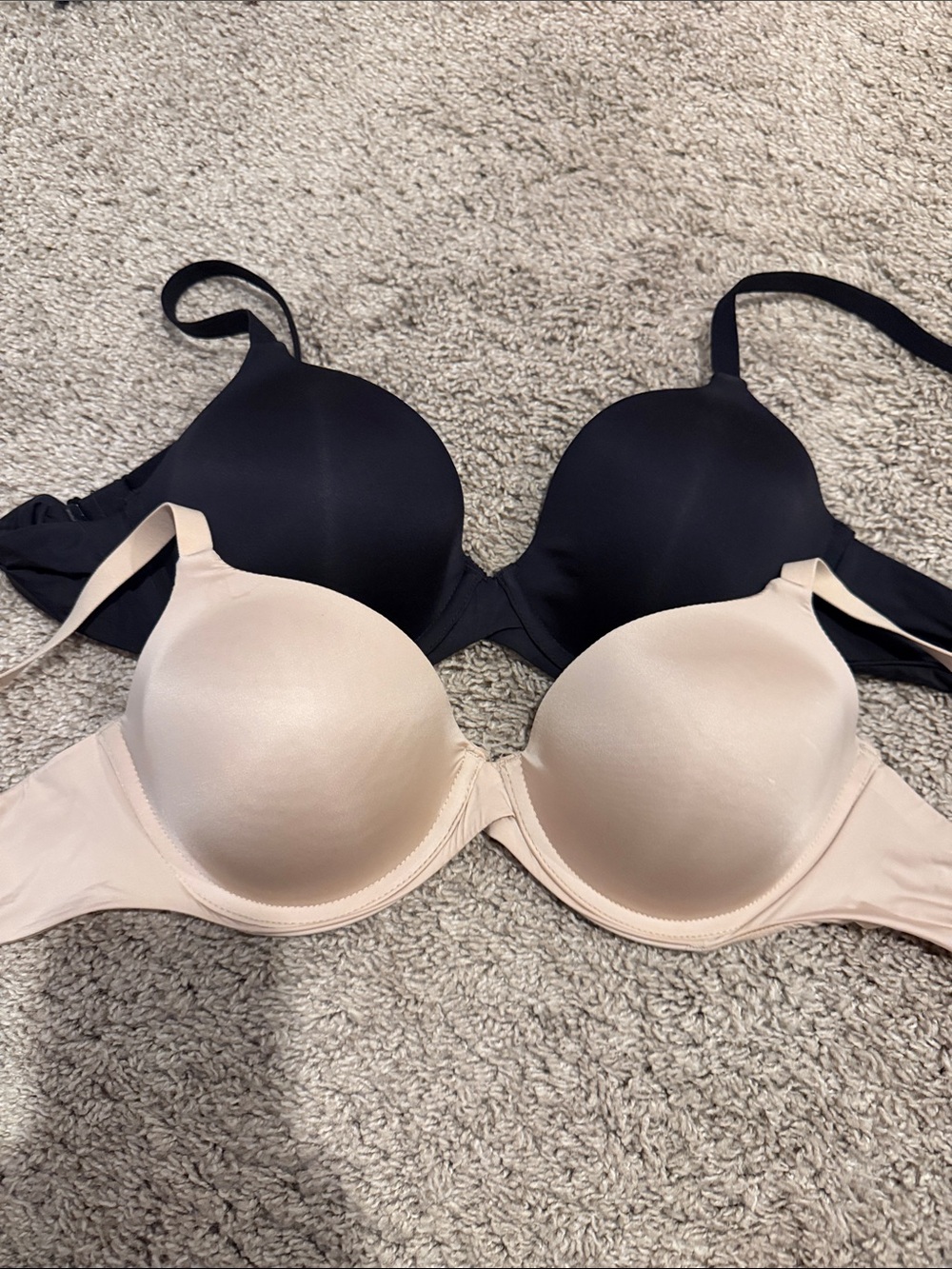 LIKE NEW 34c Maidenform Smooth T-Shirt Bras — Black and Nude
